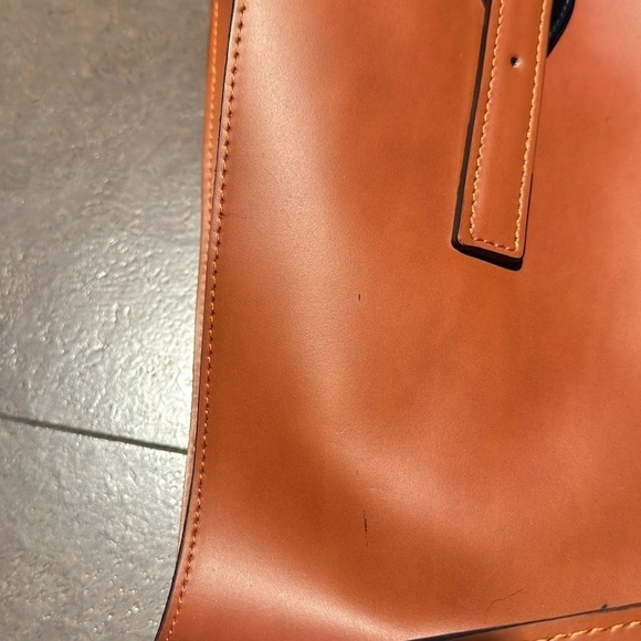 Innue leather handbag - Picture 12 of 13